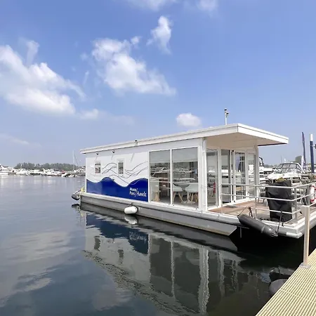 Mi La Luna Botel